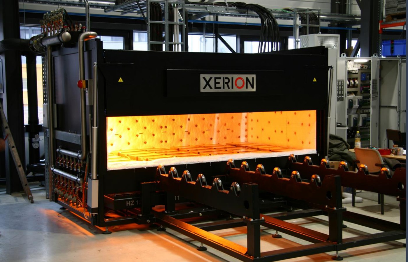 Forno industrial em operação para processamento de materiais
