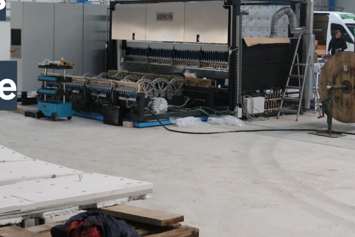 Ambiente industrial com equipamento de produção
